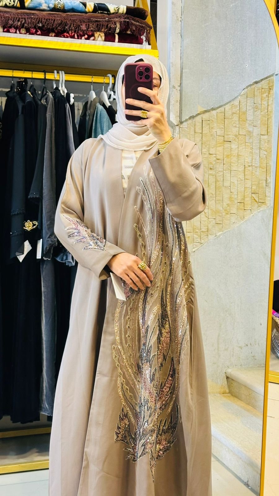 عباية غولدن فيذر — بيج بتطريز ريش معدني